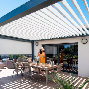 Une toiture en aluminium permet de profiter de sa terrasse en été à Vernon.