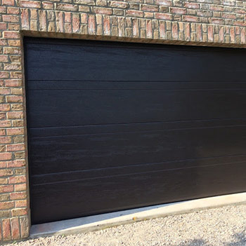 Cette porte de garage de grande taille est fabriquée sur-mesure.