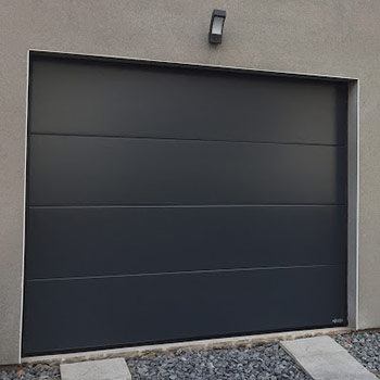 La porte de service permet d'accéder au garage sans passer par l'accès principal.