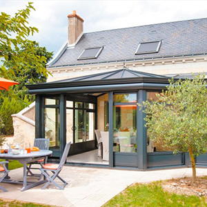 Couvrir une terrasse avec une véranda à Poissy ou Verneuil-sur-Seine permet d'agrandir sa maison.