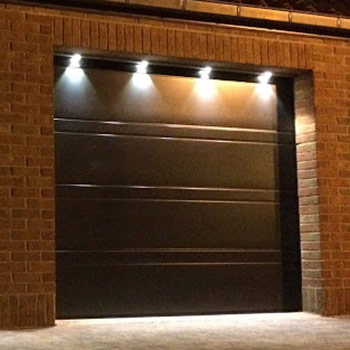 Les portes de garage coulissantes sont adaptées aux hauteurs de plafond réduites.