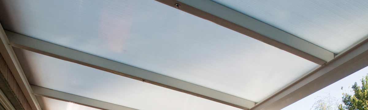 Fabrication et pose de pergolas sur-mesure.