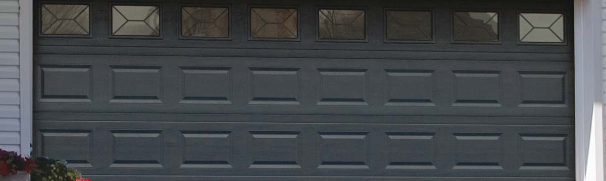 Cette porte de garage est automatique grâce à son moteur.