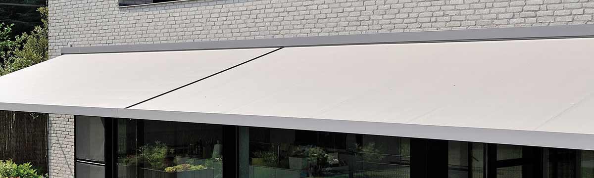 Le store extérieur protège la terrasse.