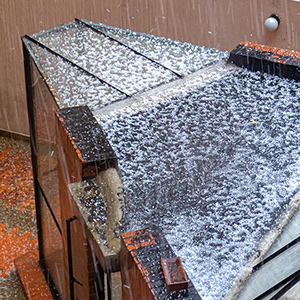 Une tempête ou une forte pluie peuvent endommager le toit de votre véranda, prévenez votre assurance.