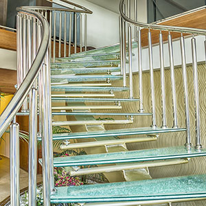 Création unique d'un escalier en verre.